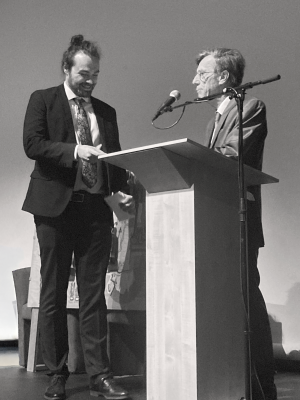 Thomas Onillon reçoit le prix des mains de Hubert Chancerelle